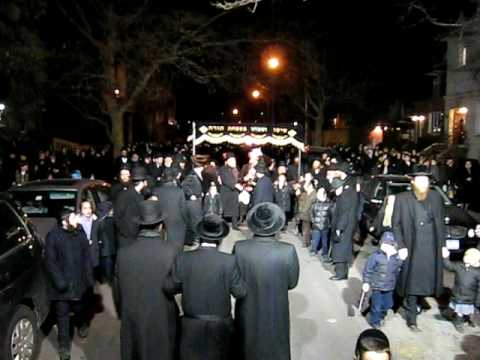 Hachnosas Sefer Torah On The Street's Of Boro Park  Feb.8 2009  1
