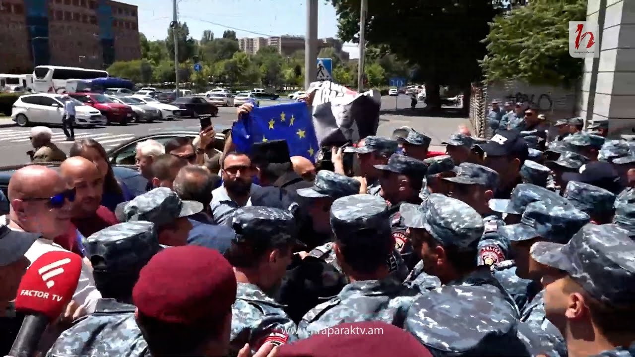 Լարված իրավիճակ․ Ոստիկանությունը ուժ է կիրառում քաղաքացիների նկատմամբ