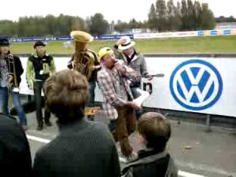 Peter Sundfeldt spelar banjo på mantorp park 090926