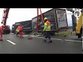 Vrachtwagen loost bierblikjes