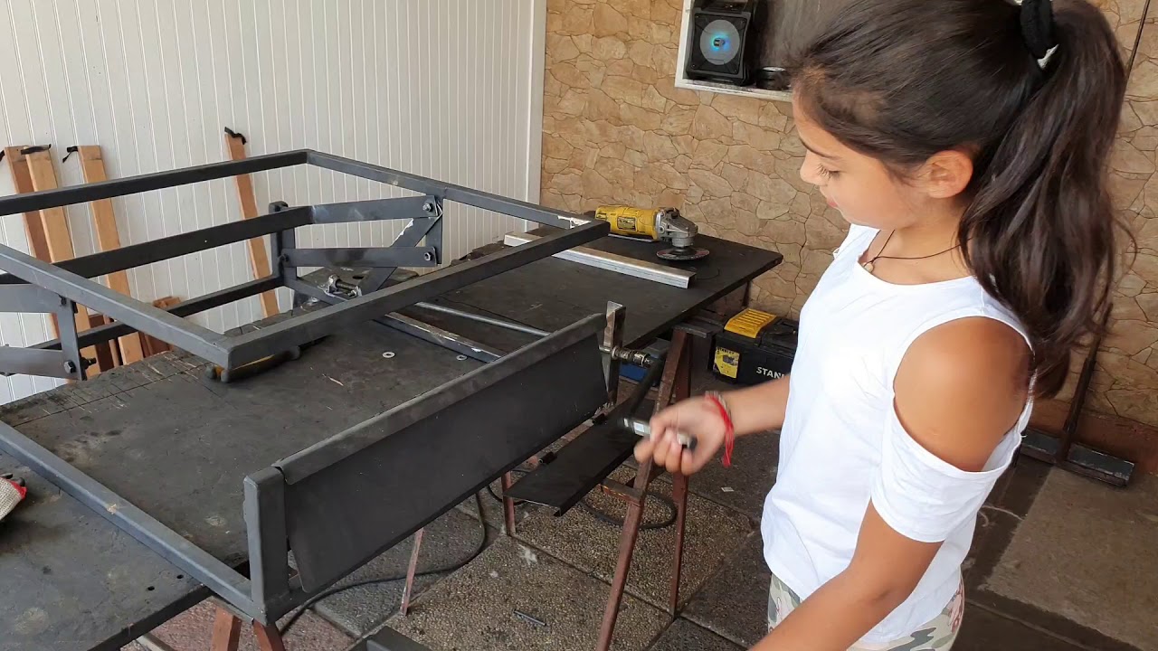 Parrilla con sistema de regulación frontal, Manivela abatible