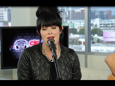 GINNY BLACKMORE "BONES" ACOUSTIC PERFORMANCE AT CLEVVER MUSIC