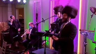 ישראל מאיר שוויד והלהקה מבדרים באירוע
