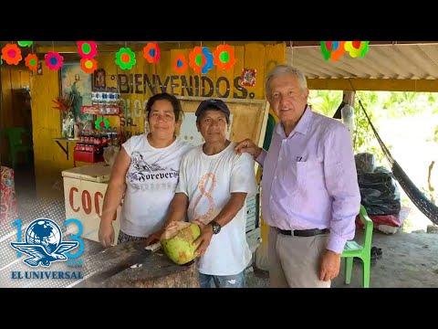 AMLO se refresca con un coco sobre la carretera Manzanillo-Colima