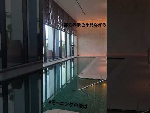 piscine-debordement-vue-mer-chaises-lognues-blanches-montagnes piscine à débordement