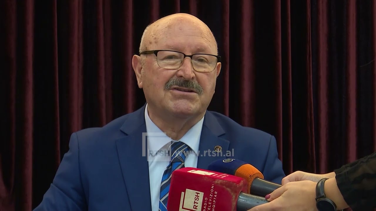 Aktori Bujar Kapexhiu prezanton dy libra të rinj-Librat përfshijnë poezi humoristike dhe satirike