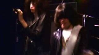 Ramones - Now I Wanna Sniff Some Glue - CBGB 10/6/77