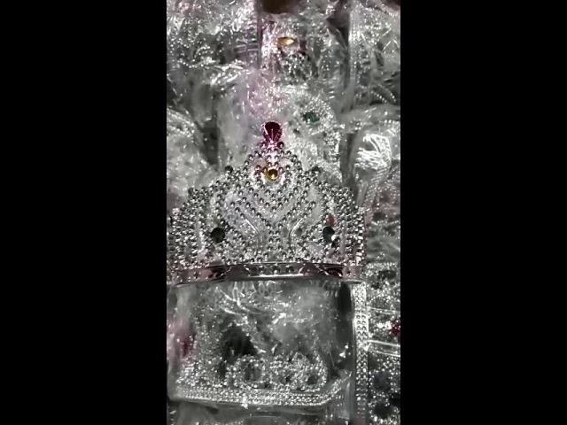 Vídeo relacionado con MIVAIUN 2 Piezas King Crowns Party Hat,Sombrero de Rey Reina,Corona de Tela con Diamantes de Imitación,Corona Cumpleaños,King Crown para Adulto Niños Reina Corona Princesa Tiara Accesorios (Oro)