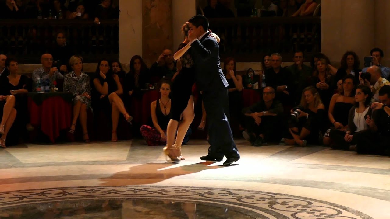 Video thumbnail for Carlitos Espinoza & Noelia Hurtado, Embrujo de mi ciudad (Winter Tango Napoli 2015, 1/5)