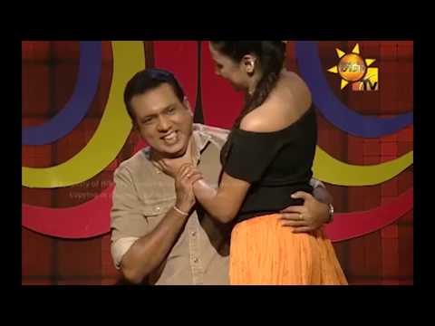 ප්‍රසිද්ධ නිළියක් සජීවී වැඩසටහනක් අතරතුර නිවේදකයාගේ බෙල්ලෙන්ම අල්ලයි