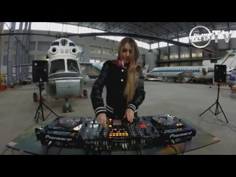 DJ KSENIYA KESS mixing live video #TRAPGOALS Vol. 3 on PLAY TV