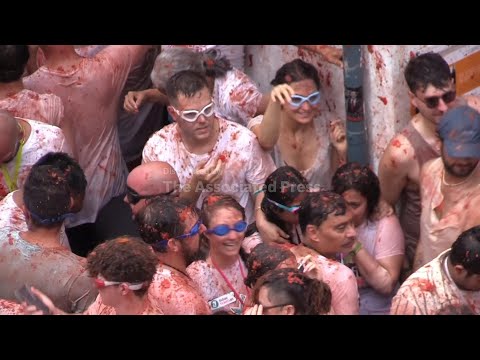 Tons of overripe tomatoes become projectiles in Spain's ‘Tomatina’ food fight