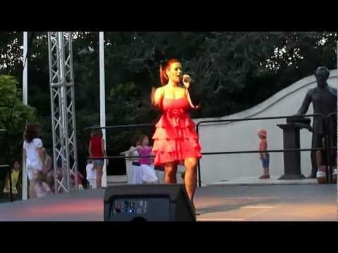 Bódi Barbi : Ringó válló, csengeri violám