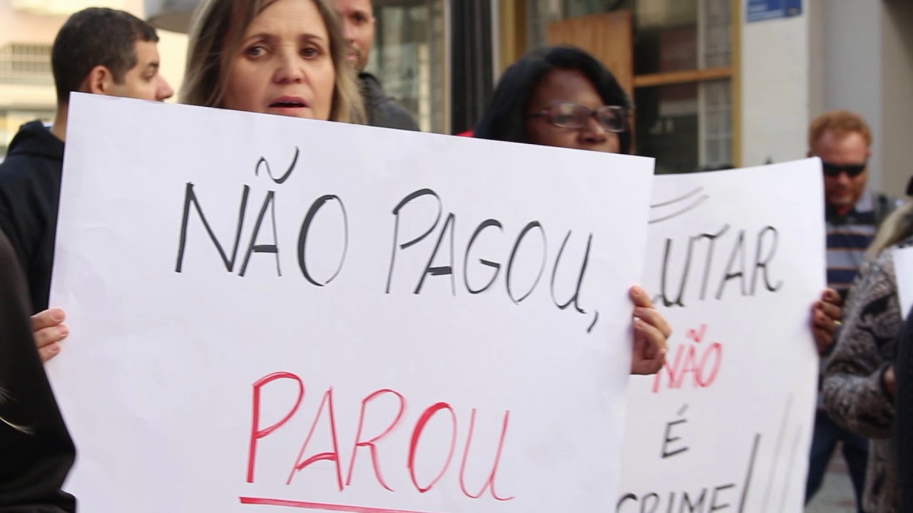 Imagem: Professores, alunos e pais protestam contra parcelamento de salários na rede estadual