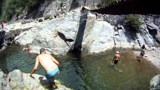 preview picture of video 'Capilla del Monte: saltos a la poza...'