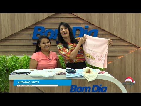 Artesã trabalha belas peças de tecido feito à mão 13 12 2022