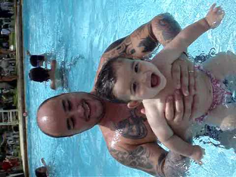1º Banho de piscina com o papai