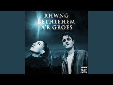 Rhwng Bethlehem a'r Groes