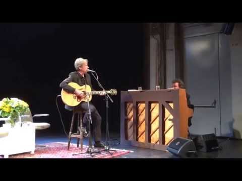 Frank Boeijen en Daniel Lohues zingen een lied voor hun vriend Jan van Dingstee in Zaal 3, Den Haag.