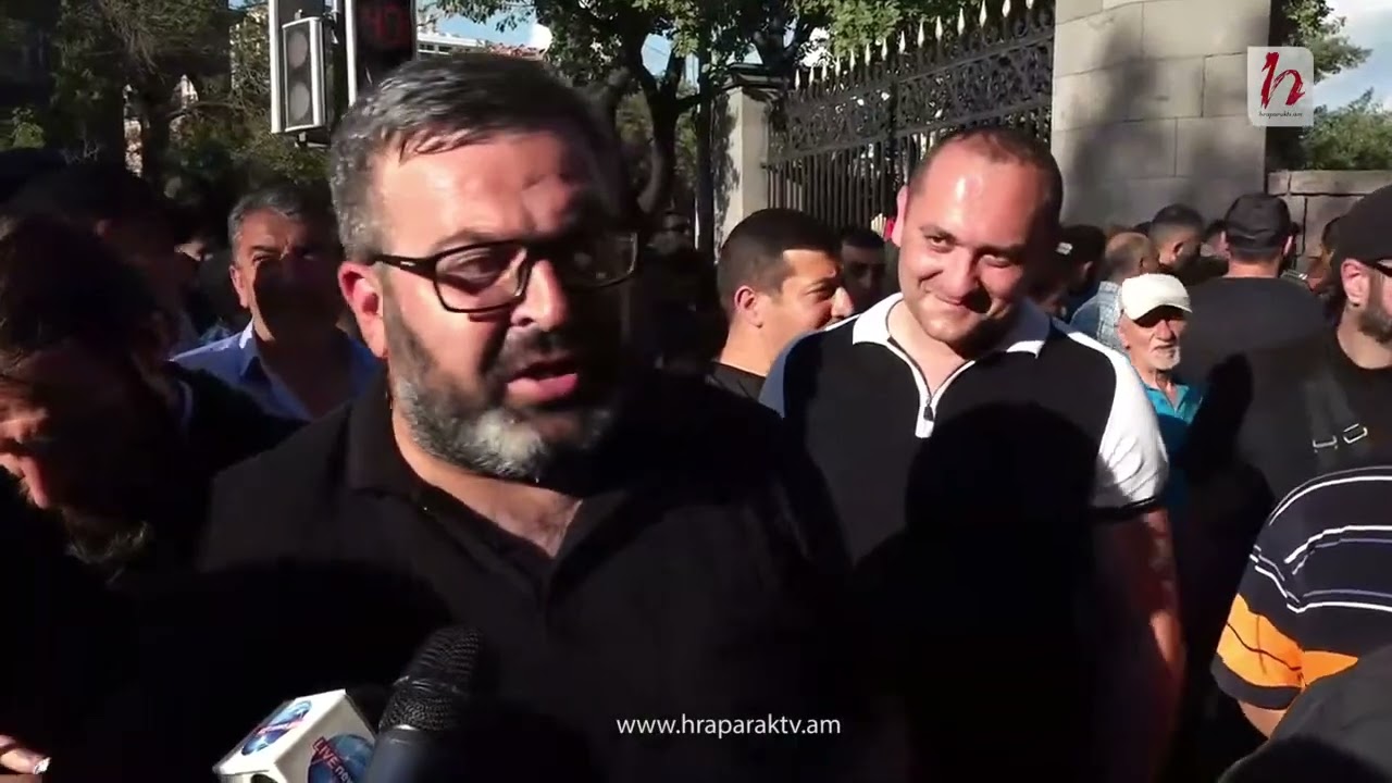 Հարցի պատասխան չունի. Ինքը գոռում ա, նրանք ծափ են տալիս