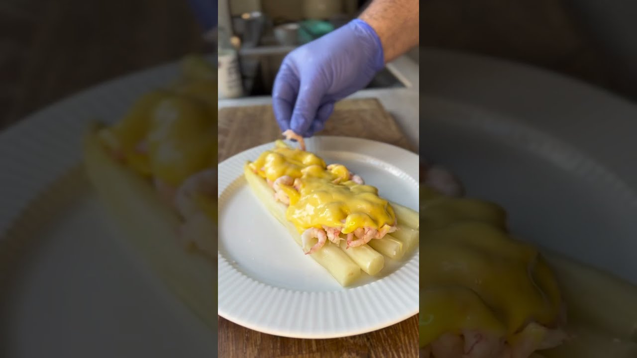 Hvide danske asparges med rejer og hollandaise
