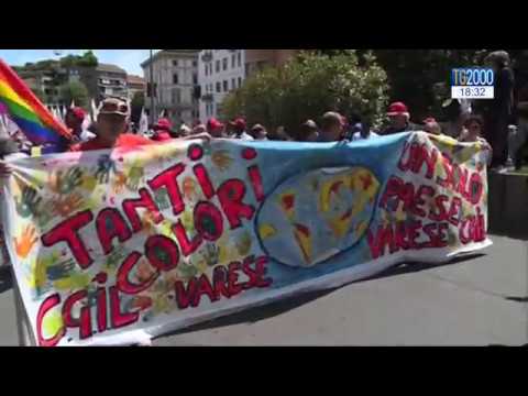 Milano: in migliaia in marcia per la manifestazione "Insieme senza muri"