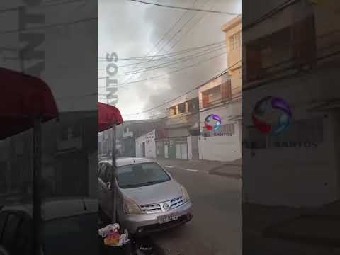 Incêndio atinge casa em São Vicente e deixa dois cômodos destruídos.