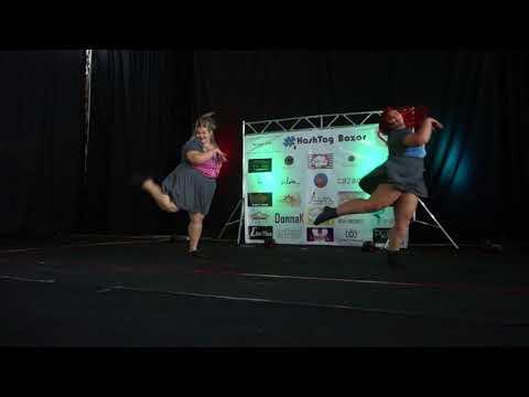 Thais Carla  e Thainá Morango dançando no Hashtag Bazar