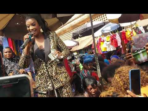 Diamounou Condé au Marché Avaria