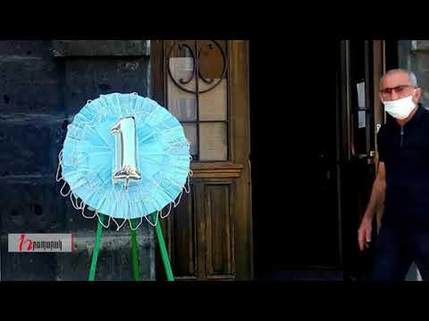 Սեպտեմբերի 1-ի առթիվ պսակ են փոխանցել կառավարությանը