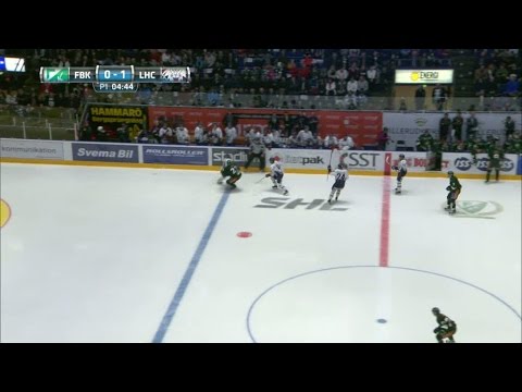 Här tacklas Persson  av Rahimi - smällen tar illa - TV4 Sport