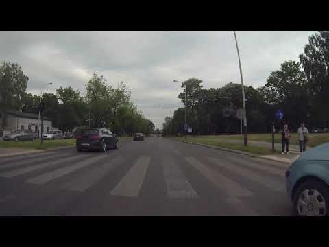 Kierowca trąbi i poucza uważając, że ktoś go usłyszy