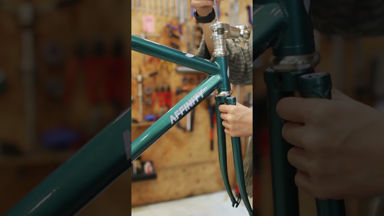 ニューヨークのストリートで生まれて、そのままの温度感で今も残り続けているフレーム。