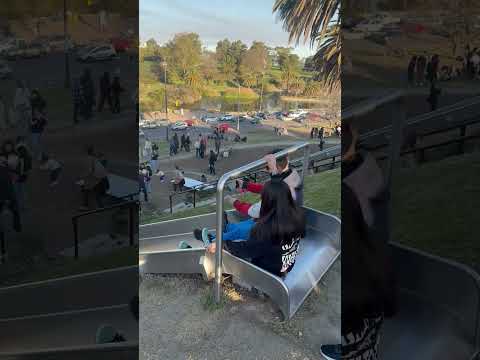 El tobogán #humor  nuevo en las canteras del parque rodó tarde en familia en Uruguay Montevideo.