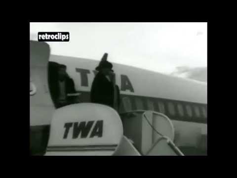 1960 Charlton Heston y Raf Vallone Reciben a Sophia Loren en Aeropuerto de Madrid - Rodaje El Cid