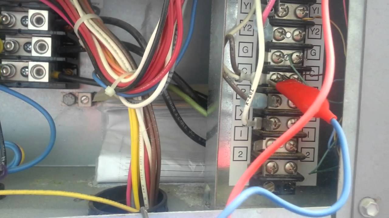 checando aire acondicionado marca carrier