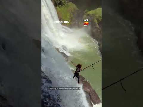 Coragem ou loucura? Mulher faz rope jump em cachoeira de Minas Gerais