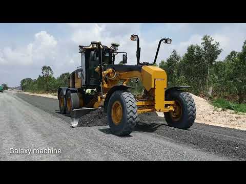 Great video motor grader Caterpillar 140M spreading Gravel[018]