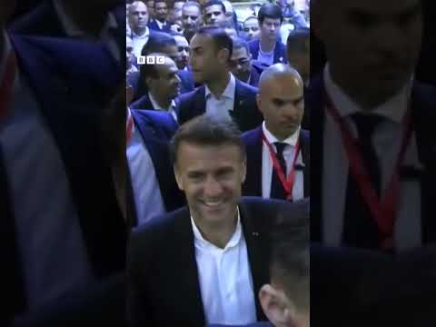فيديو | الرئيس المصري يصطحب نظيره الفرنسي في جولة بمنطقة خان الخليلي التاريخية في العاصمة المصرية القاهرة