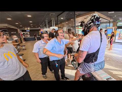 MIT MOTORRAD IM MC DONALDS