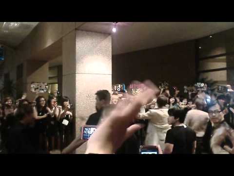 [Fancam] 101023 ZE:A enter Conrad Hotel after concert (KPOP NIGHT CONCERT 2010)