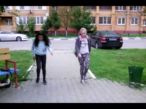 Две малолетки умают, что классно танцуют, а на деле...
