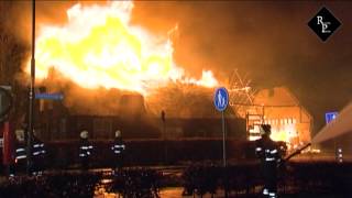 preview picture of video 'Grote brand legt boerderij Veldstraat Wijk en Aalburg in de as'