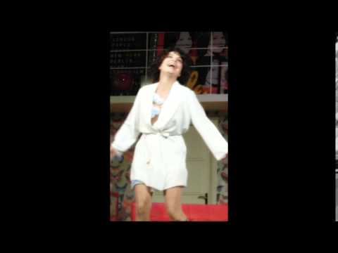 Isabelle Mergault chante une chanson de "Ouh Ouh"