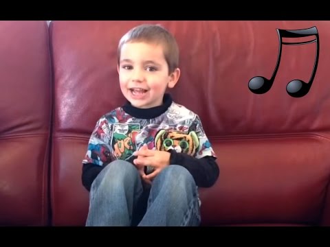 Enfant 3 ans chante Une souris verte | Comptine paroles chanson