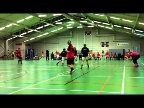 Pelikaan S DA 1 zaaltoernooi in Muntendam. Aanval en doelpunt.mov