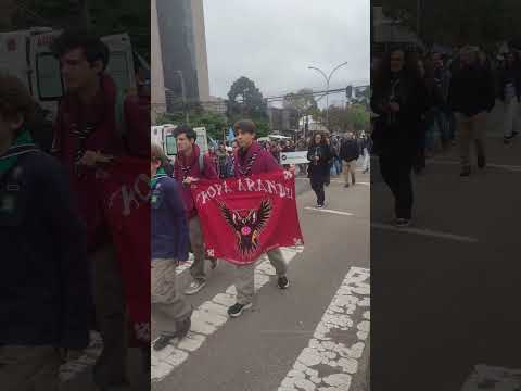Escoteiros desfilam na Avenida Candido de Abreu.