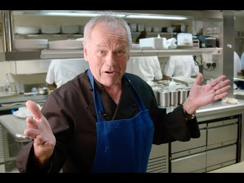 Celebrity chef Wolfgang Puck makes his Oscar-winning Mac & Cheese
