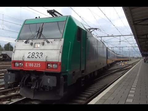 E 186 225 (2833) met IC Brussel komt aan op Station Roosendaal