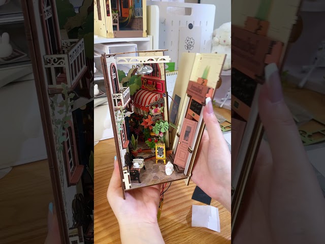 Vídeo relacionado con Rolife Casa de Muñecas en Miniatura La Floristería de Emily Casa de Muñecas de Madera para Adultos Book Nook Librería Decoración del Hogar Regalo Cumpleaños
